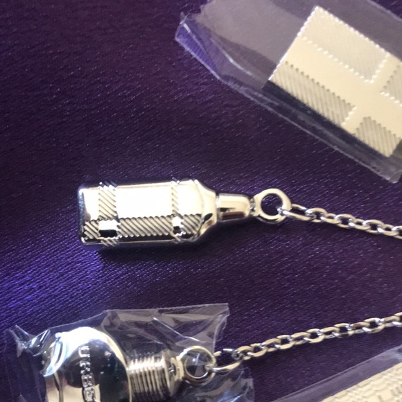 Burberry key chain - Picture 3 of 7